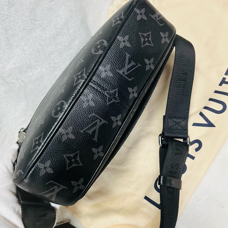 LV斜背郵差包(黑花)-5