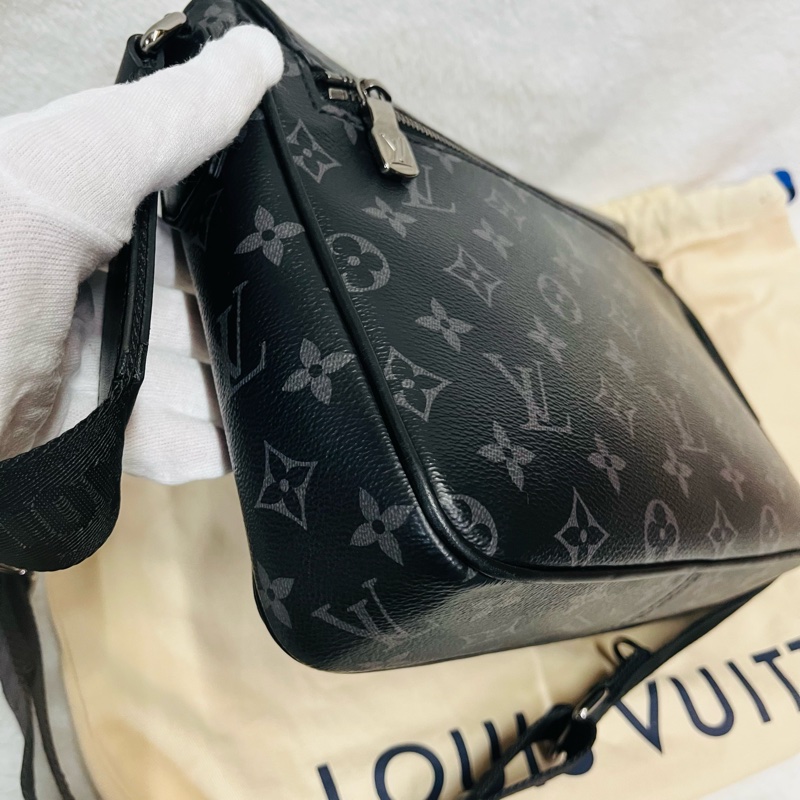 LV斜背郵差包(黑花)-6