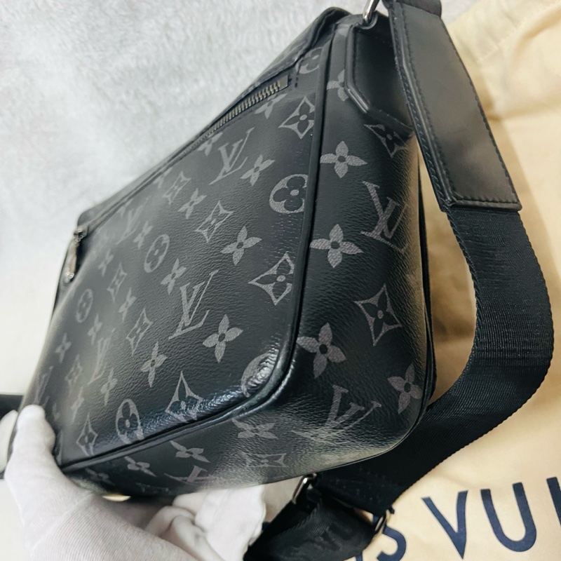 LV斜背郵差包(黑花)-7