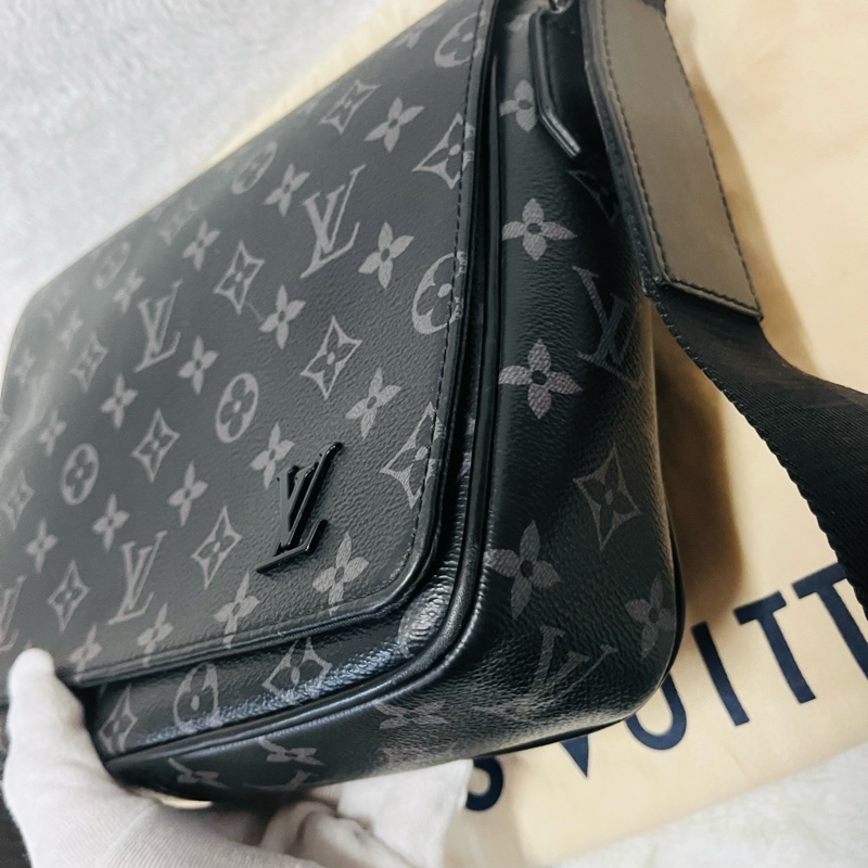 LV斜背郵差包(黑花)-8