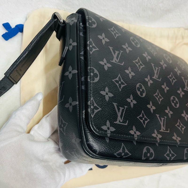 LV斜背郵差包(黑花)-9