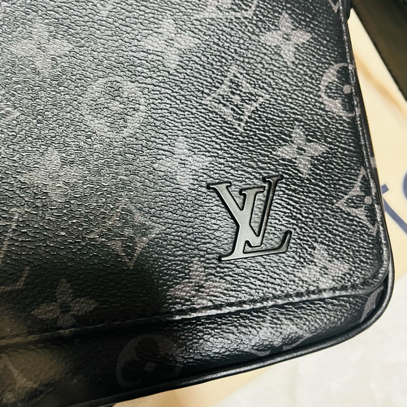 LV斜背郵差包(黑花)-10