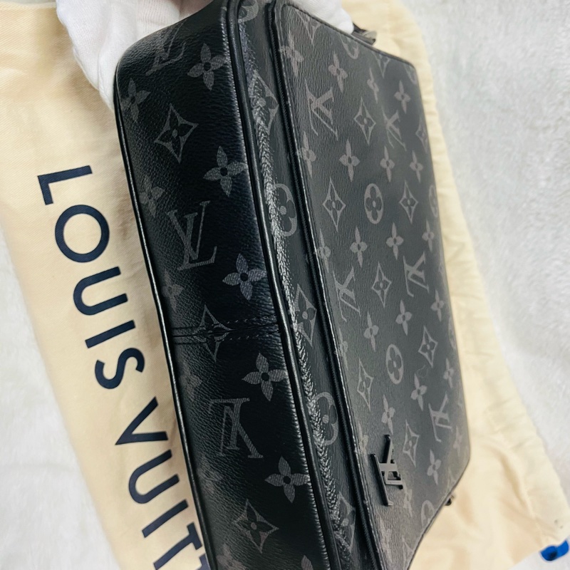 LV斜背郵差包(黑花)-11