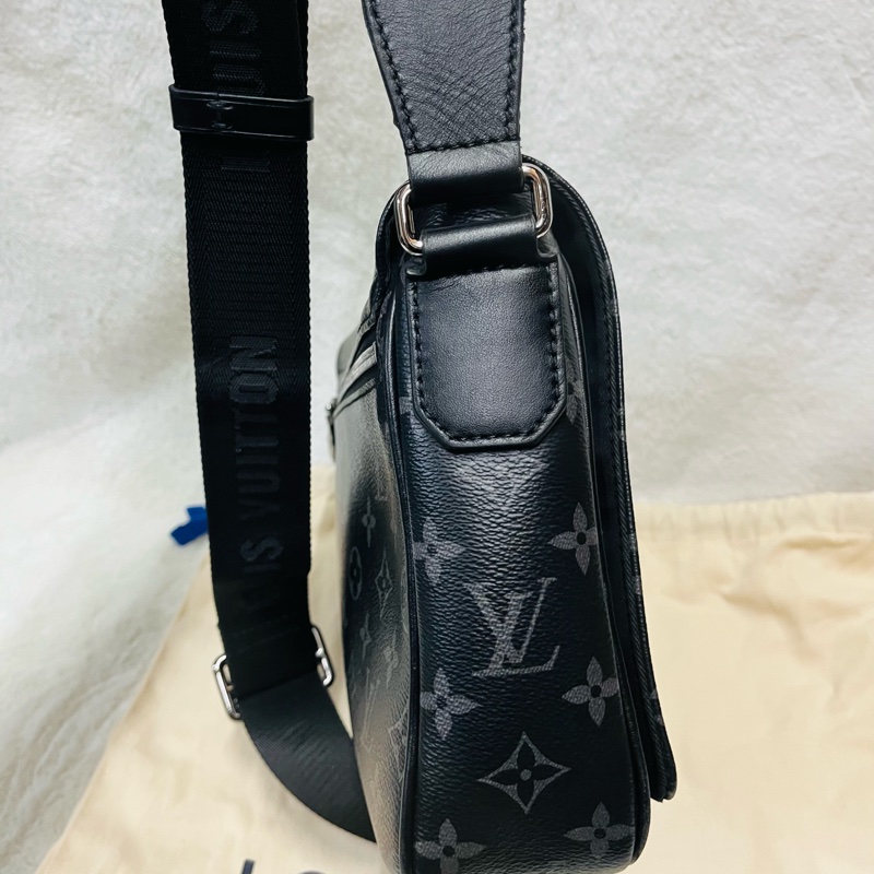 LV斜背郵差包(黑花)-12