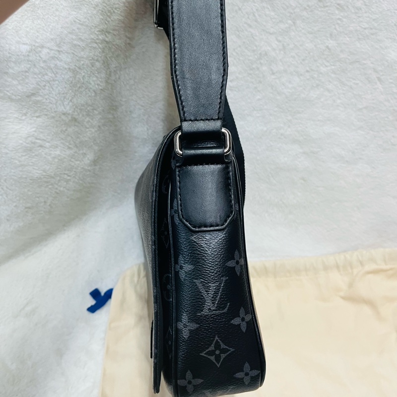 LV斜背郵差包(黑花)-13