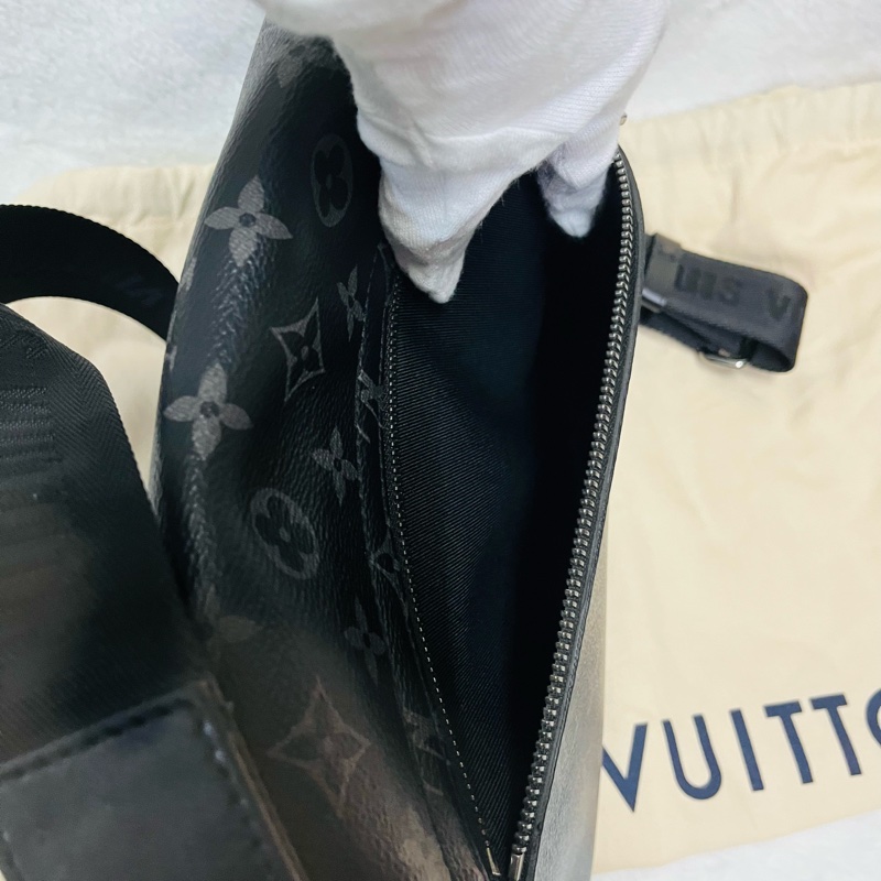 LV斜背郵差包(黑花)-14