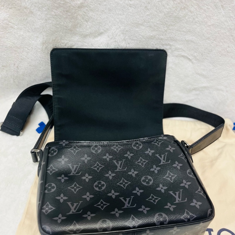 LV斜背郵差包(黑花)-15