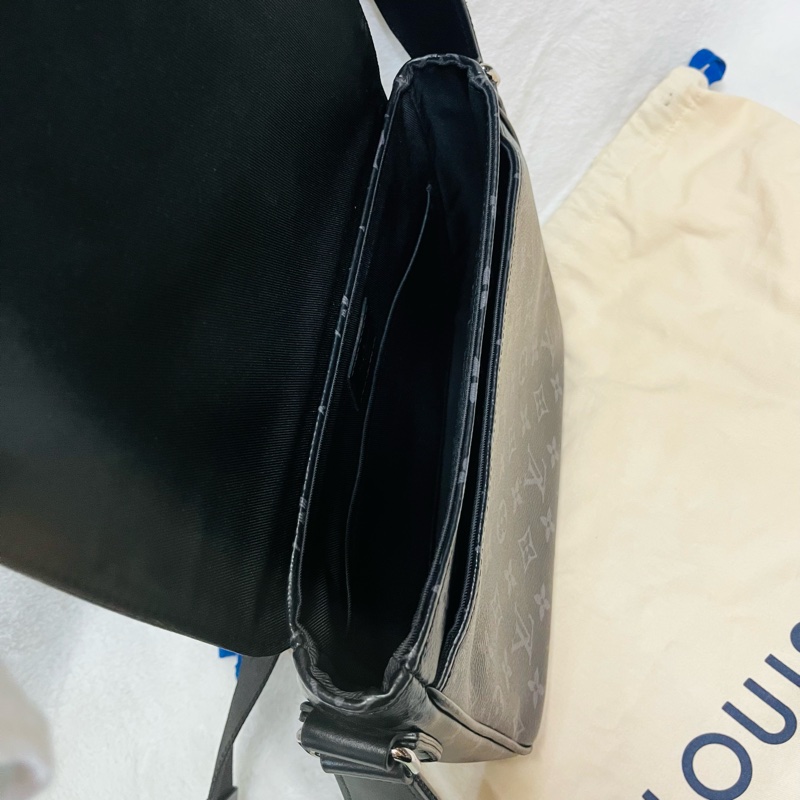 LV斜背郵差包(黑花)-16