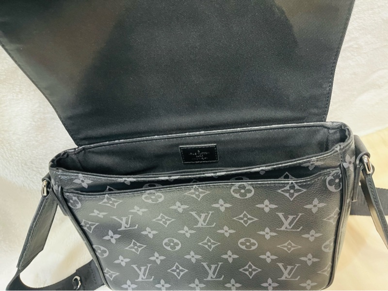 LV斜背郵差包(黑花)-17