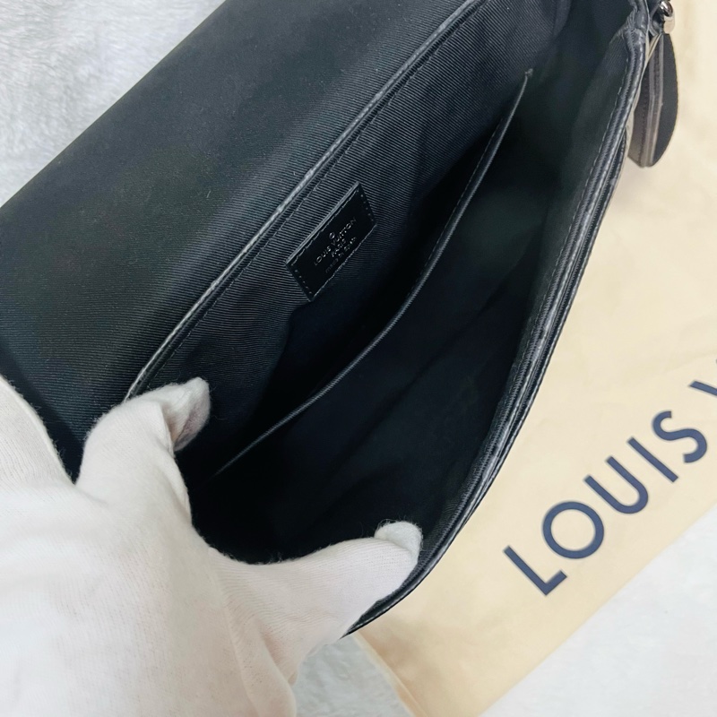 LV斜背郵差包(黑花)-18