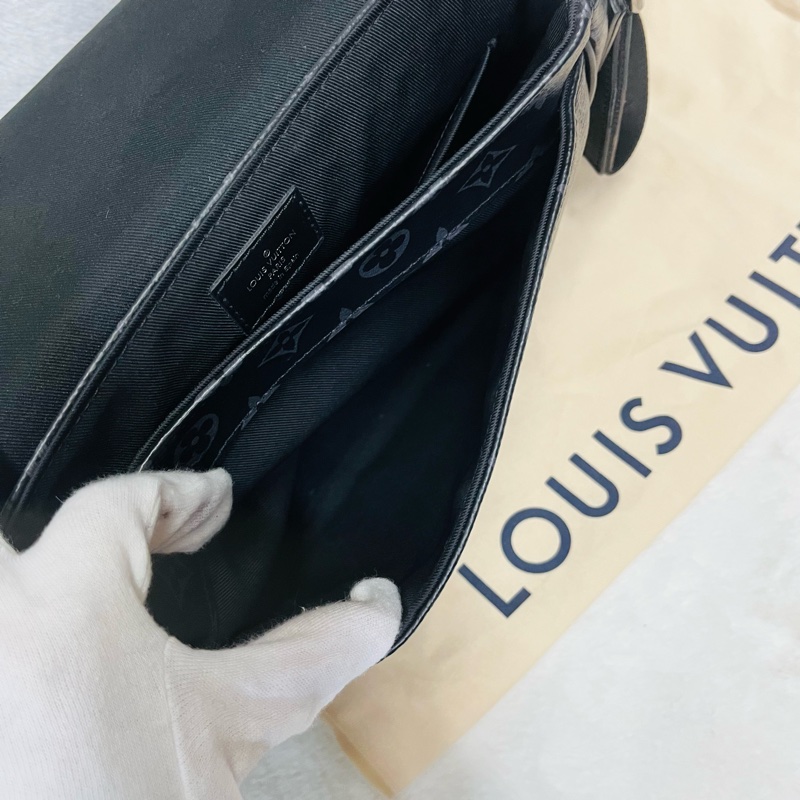 LV斜背郵差包(黑花)-19