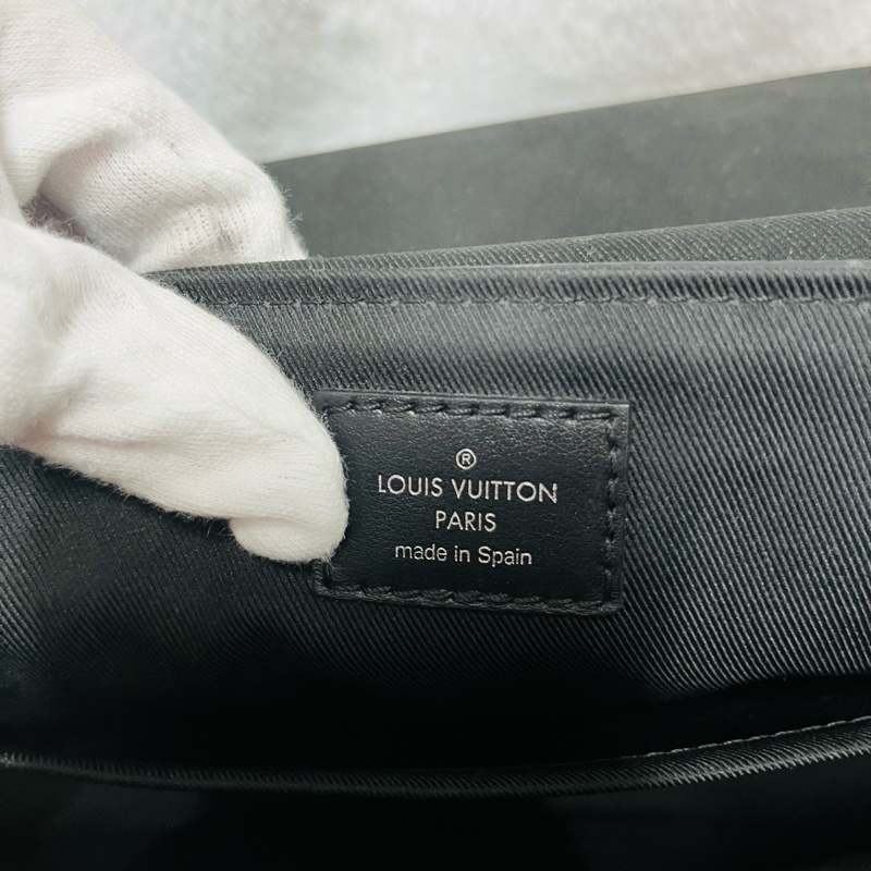 LV斜背郵差包(黑花)-20