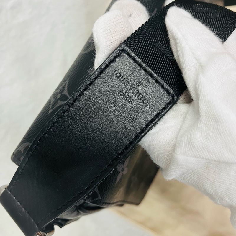 LV斜背郵差包(黑花)-21