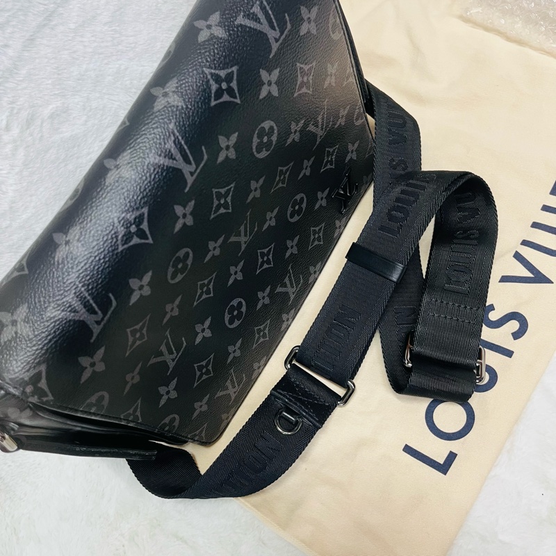 LV斜背郵差包(黑花)-22