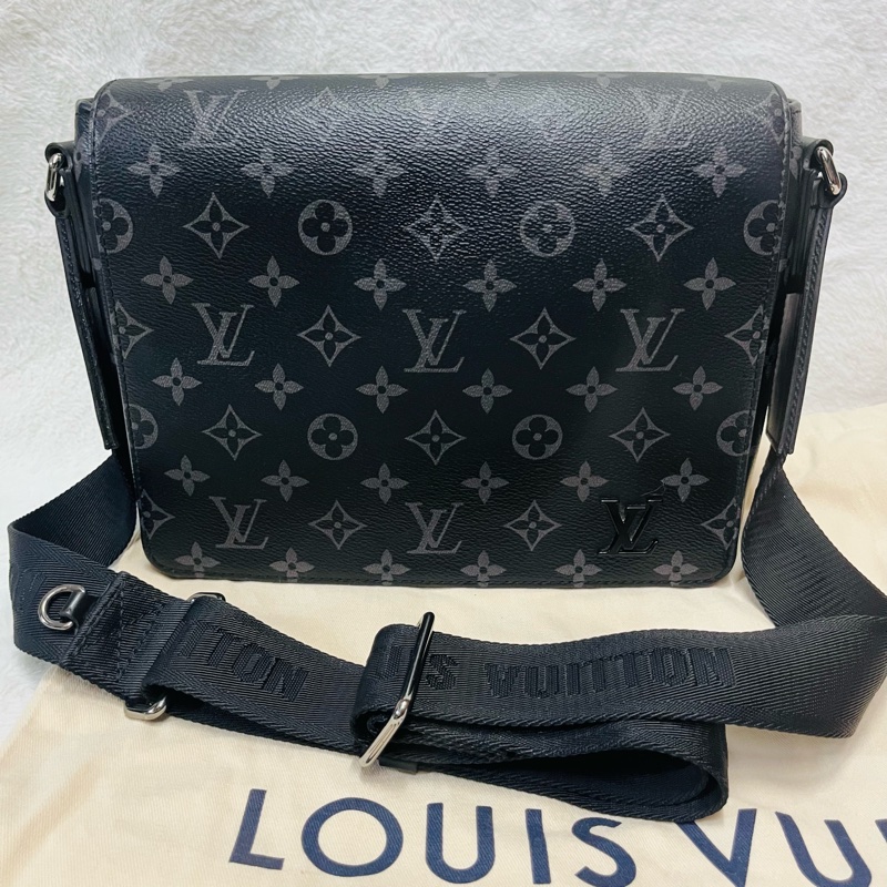 LV斜背郵差包(黑花)-23