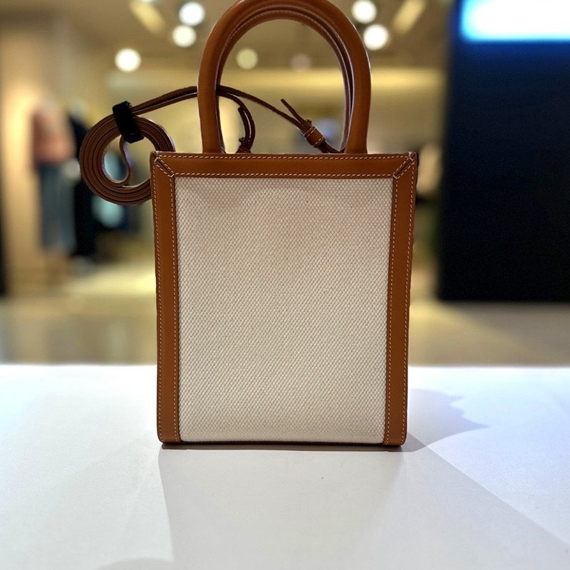 🎉新品好折扣✨Celine Triomphe 193302 凱旋門帆布迷你直式 Cabas包/付長肩帶-15