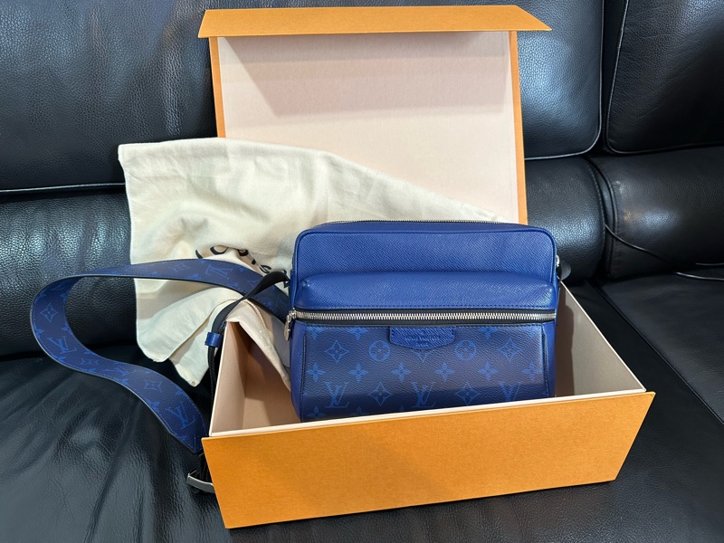 LV Outdoor 郵差包 M30242 海軍藍-0