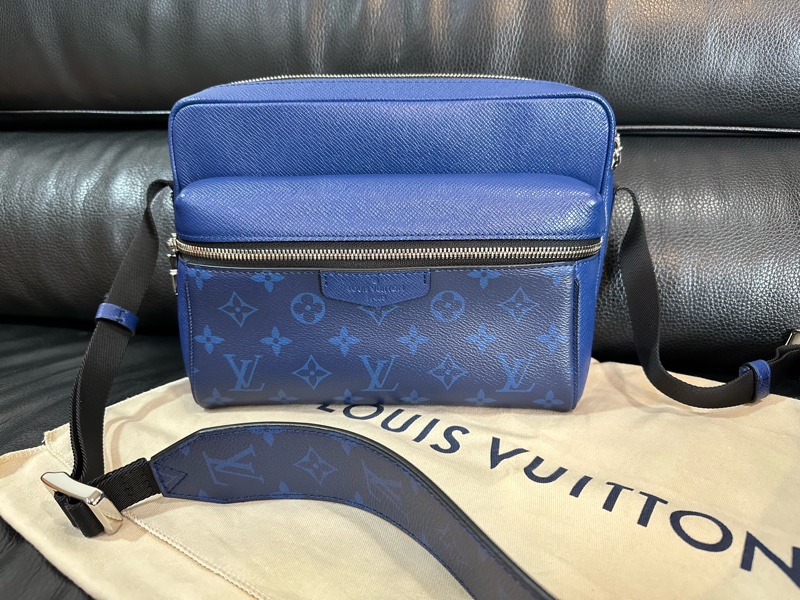 LV Outdoor 郵差包 M30242 海軍藍-1