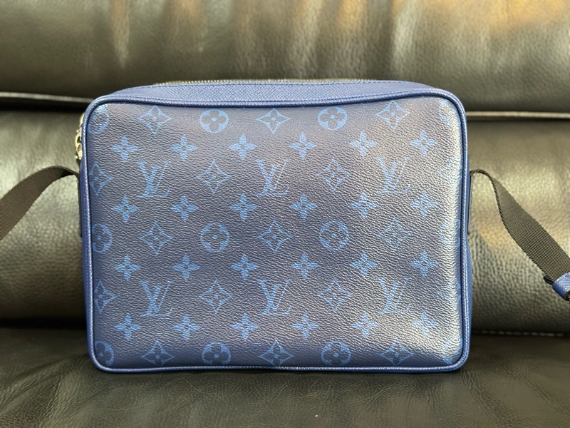 LV Outdoor 郵差包 M30242 海軍藍-2