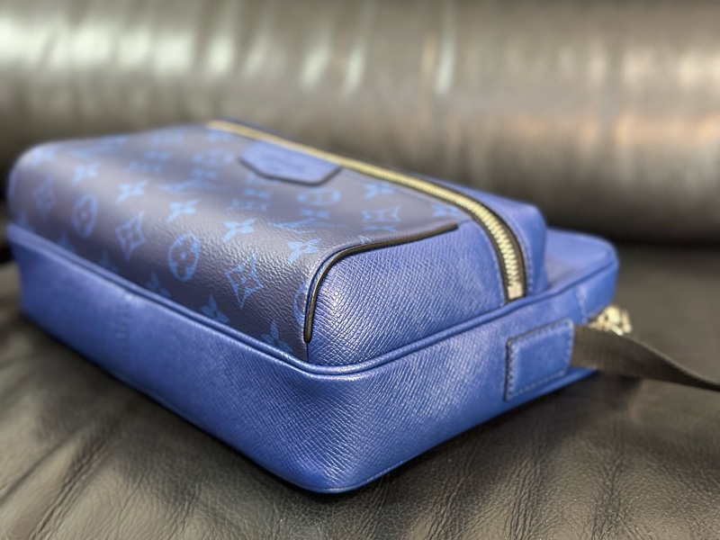 LV Outdoor 郵差包 M30242 海軍藍-12