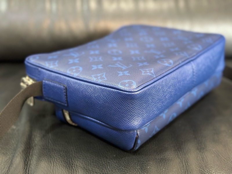 LV Outdoor 郵差包 M30242 海軍藍-15