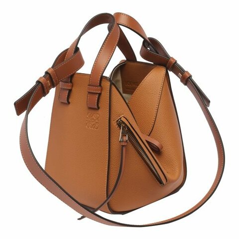 Loewe 柔軟粒面小牛皮 Compat Hammock 吊床包 淺焦糖色