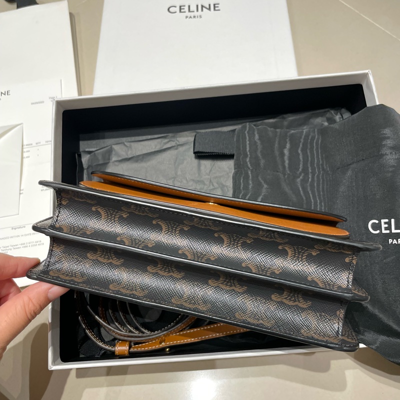CELINE Triomphe strap woc老花雙翻蓋釦式斜背包 WOC-10