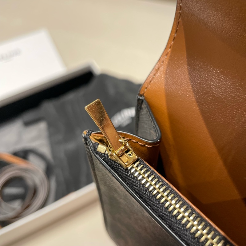 CELINE Triomphe strap woc老花雙翻蓋釦式斜背包 WOC-22