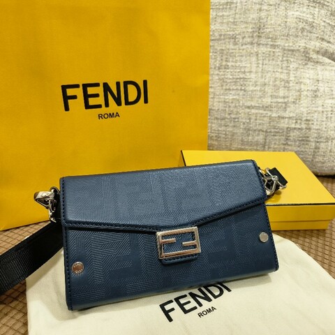 5/23購入 全新 Fendi 芬迪 小方盒 小側包 防刮深藍