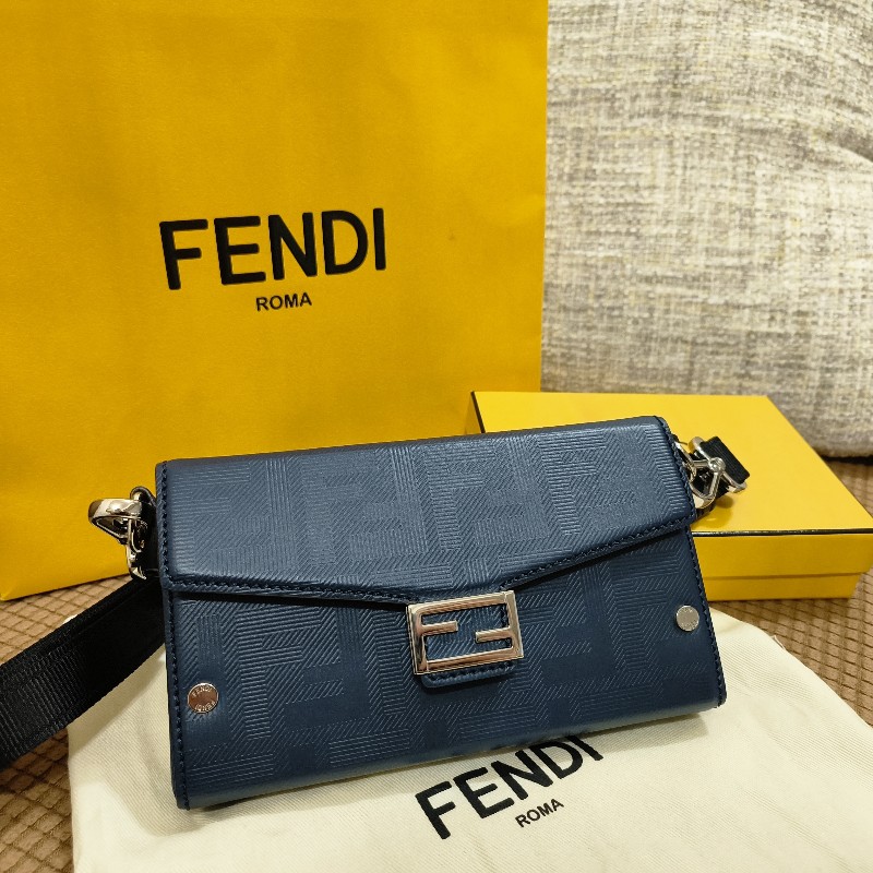 5/23購入 全新 Fendi 芬迪 小方盒 小側包 防刮深藍-0