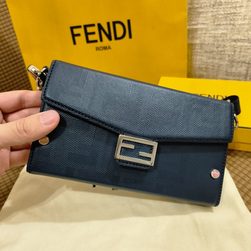 5/23購入 全新 Fendi 芬迪 小方盒 小側包 防刮深藍-1