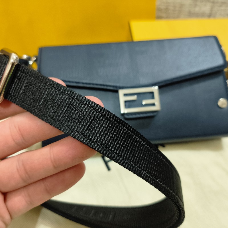 5/23購入 全新 Fendi 芬迪 小方盒 小側包 防刮深藍-3