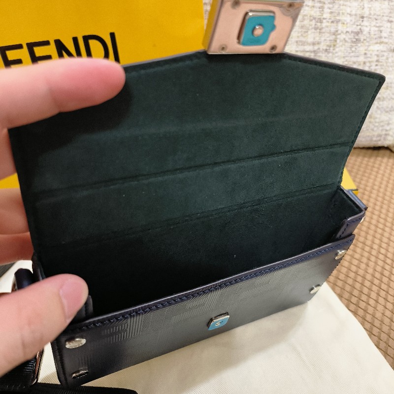 5/23購入 全新 Fendi 芬迪 小方盒 小側包 防刮深藍-9