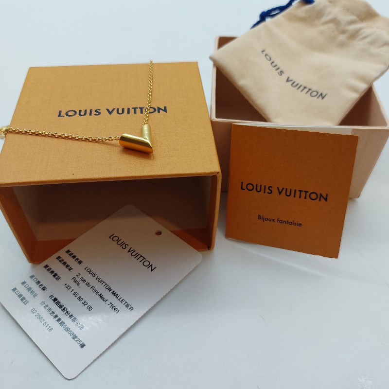 Louis Vuitton 路易威登Essential
V字型項鍊
商品材質:
金色飾面黃銅金屬。
商品狀態: 二手商品,有點使用 痕跡
配件 LV原廠盒子防塵套
說明書-2