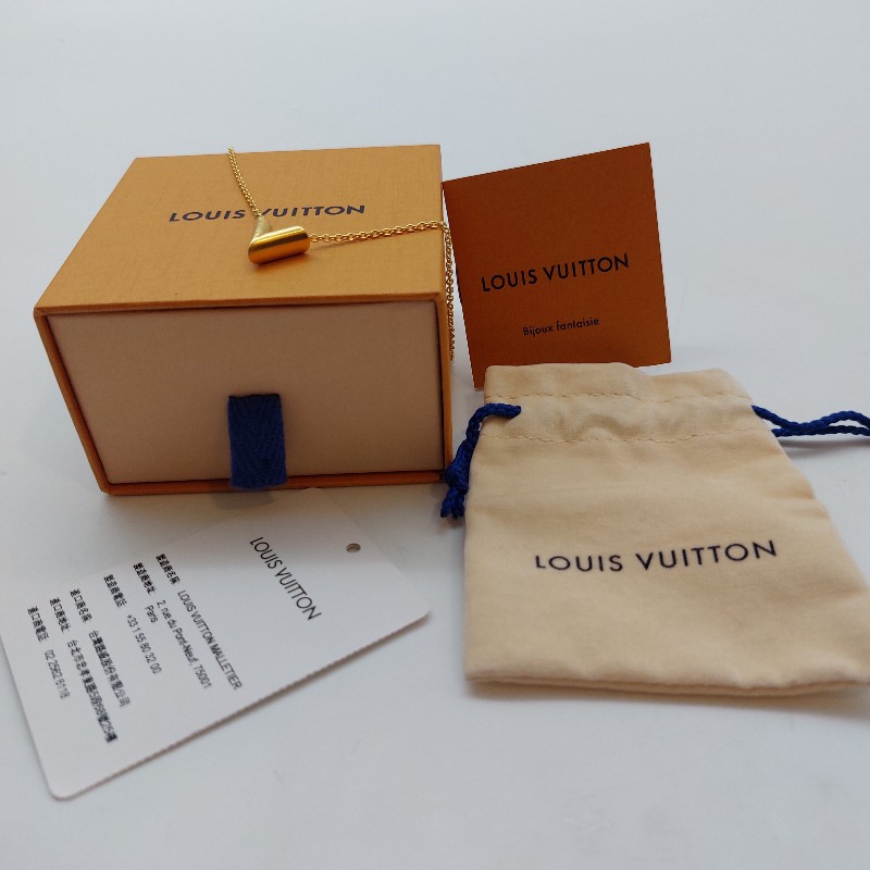 Louis Vuitton 路易威登Essential
V字型項鍊
商品材質:
金色飾面黃銅金屬。
商品狀態: 二手商品,有點使用 痕跡
配件 LV原廠盒子防塵套
說明書-3
