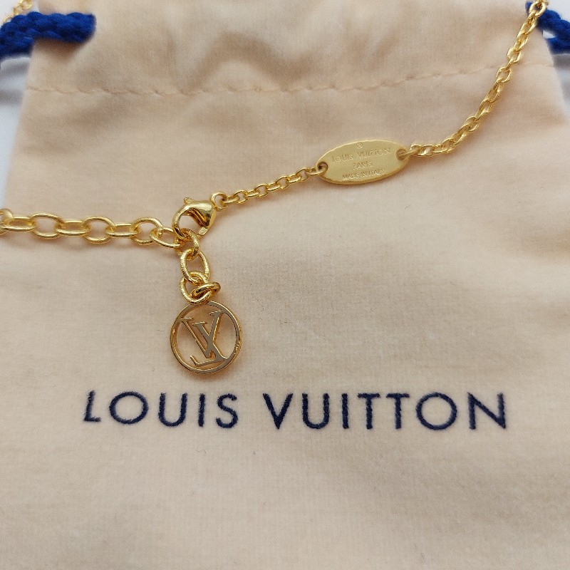 Louis Vuitton 路易威登Essential
V字型項鍊
商品材質:
金色飾面黃銅金屬。
商品狀態: 二手商品,有點使用 痕跡
配件 LV原廠盒子防塵套
說明書-7