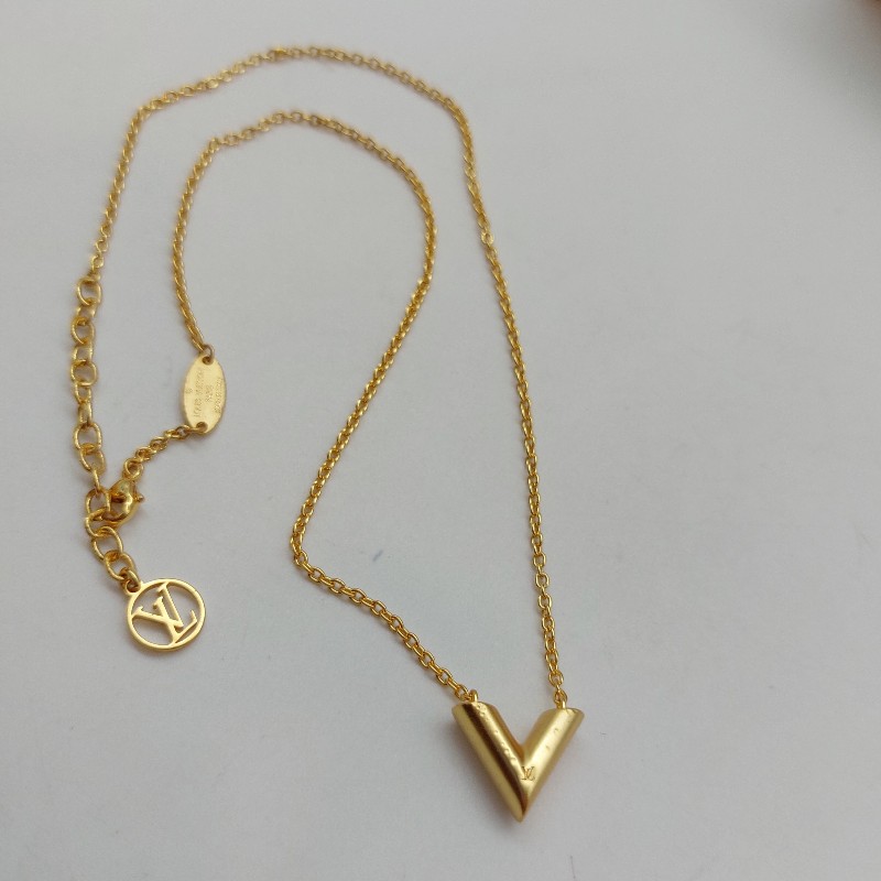 Louis Vuitton 路易威登Essential
V字型項鍊
商品材質:
金色飾面黃銅金屬。
商品狀態: 二手商品,有點使用 痕跡
配件 LV原廠盒子防塵套
說明書-8