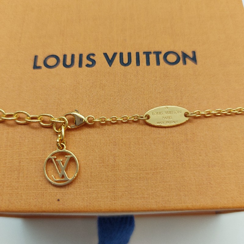 Louis Vuitton 路易威登Essential
V字型項鍊
商品材質:
金色飾面黃銅金屬。
商品狀態: 二手商品,有點使用 痕跡
配件 LV原廠盒子防塵套
說明書-13