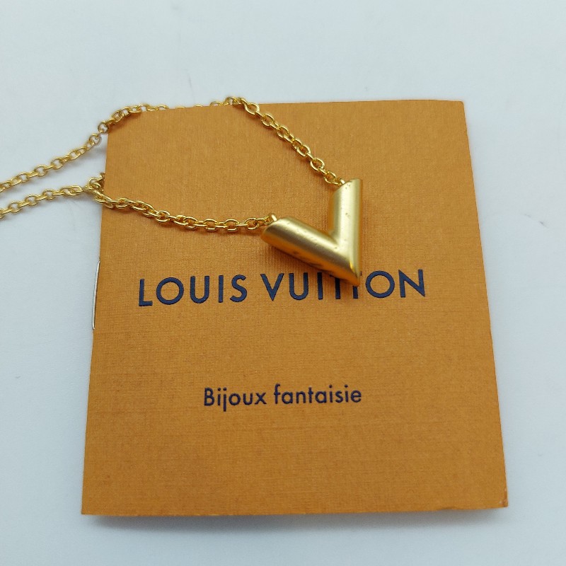 Louis Vuitton 路易威登Essential
V字型項鍊
商品材質:
金色飾面黃銅金屬。
商品狀態: 二手商品,有點使用 痕跡
配件 LV原廠盒子防塵套
說明書-15
