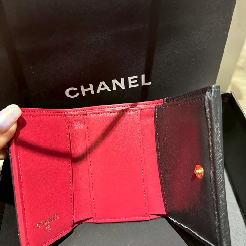 Chanel19 稀有款 黑色山羊皮三折迷你短夾-2