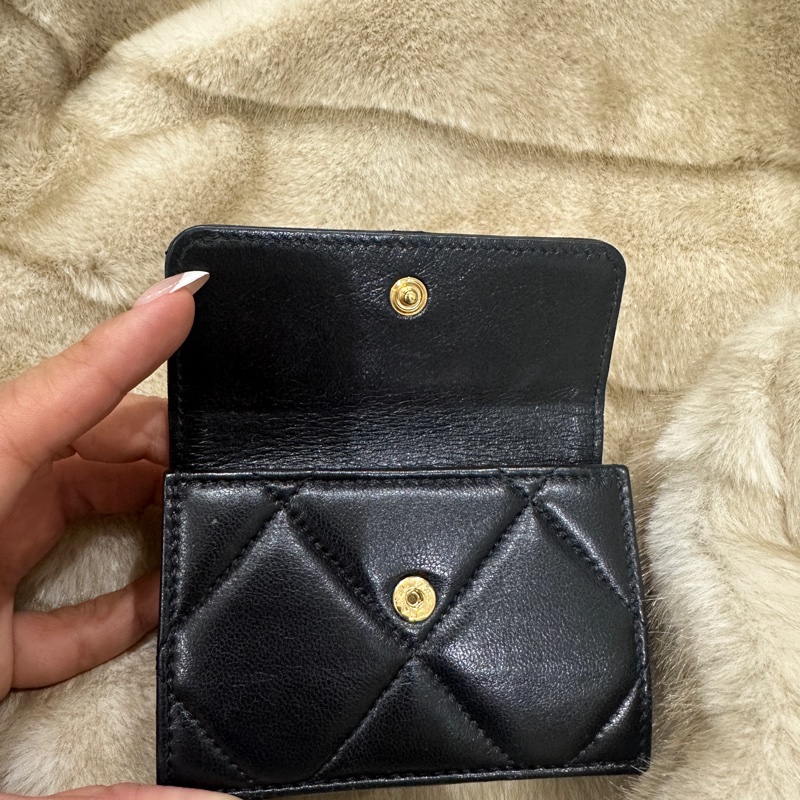 Chanel19 稀有款 黑色山羊皮三折迷你短夾-13