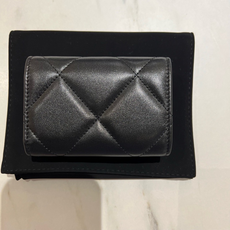 Chanel19 稀有款 黑色山羊皮三折迷你短夾-4