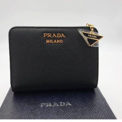Prada 1ML018 Saffiano 倒三角標 Logo 拉鍊二折短夾 黑色-0