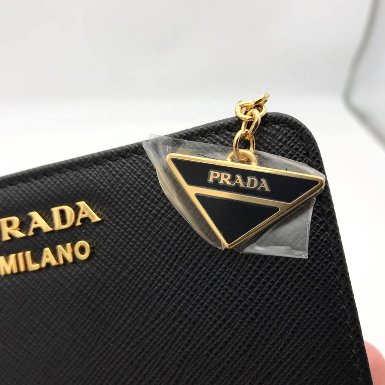 Prada 1ML018 Saffiano 倒三角標 Logo 拉鍊二折短夾 黑色-1