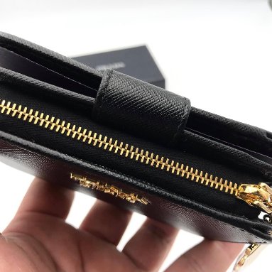 Prada 1ML018 Saffiano 倒三角標 Logo 拉鍊二折短夾 黑色-3