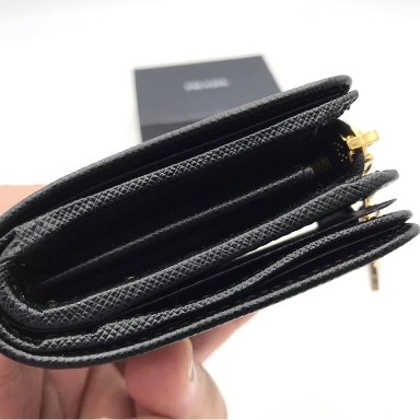 Prada 1ML018 Saffiano 倒三角標 Logo 拉鍊二折短夾 黑色-4