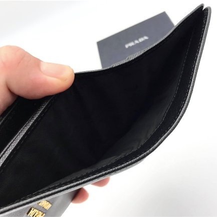 Prada 1ML018 Saffiano 倒三角標 Logo 拉鍊二折短夾 黑色-5