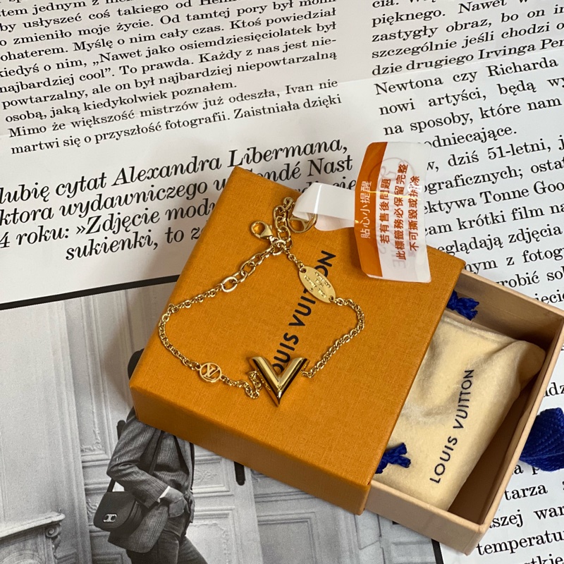 🔥LV全新未使用閒置品 經典熱門Essential V字手鍊-1