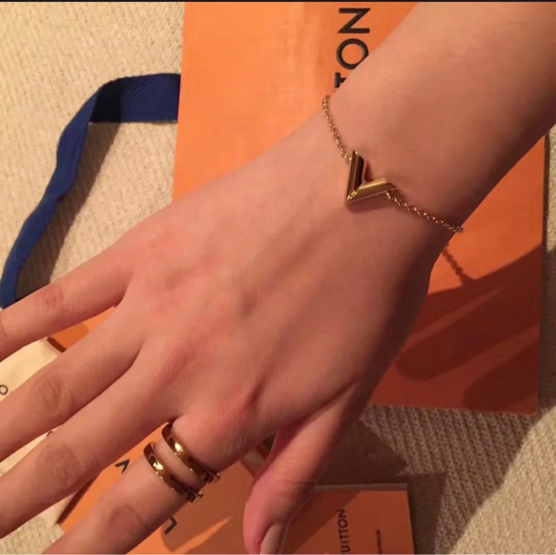 🔥LV全新未使用閒置品 經典熱門Essential V字手鍊-4