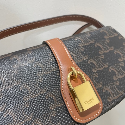 Celine Triomphe小牛皮tab